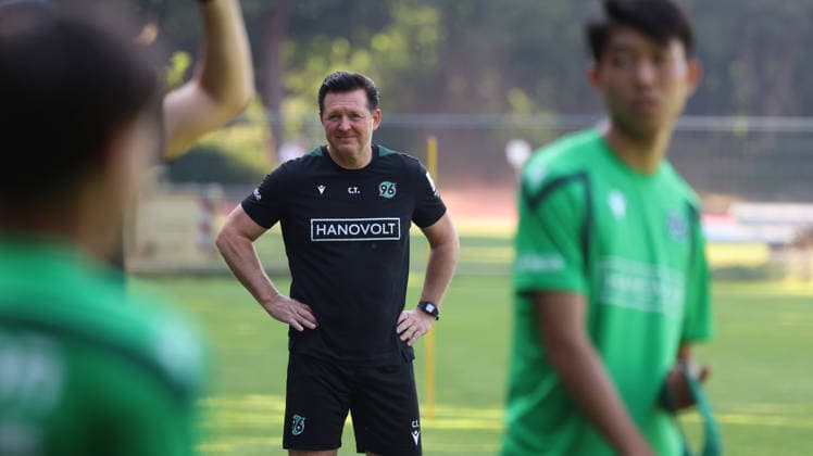25.06.2026, xrekx, Fussball 2.Bundesliga, Hannover 96 - Trainingsauftakt Saison 2026 27 v.l. Christian Titz Trainer (Hannover 96) (DFL DFB REGULATIONS PROHIBIT ANY USE OF PHOTOGRAPHS as IMAGE SEQUENCES and or QUASI-VIDEO) Hannover *** June 25, 2026, xrekx, Soccer 2. Bundesliga, Hannover 96 Start of Training for the 2026–27 Season, from left: Christian Titz, Coach of Hannover 96. DFL and DFB regulations prohibit any use of photographs as image sequences and or quasi-video. Hannover