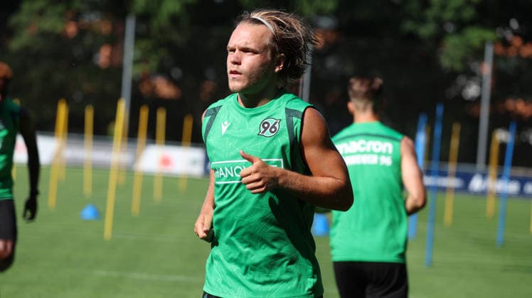 24.06.2026, xrekx, Fussball 2.Bundesliga, VfL Wolfsburg - Trainingsstart Saison 2026 27 v.l. Lars Gindorf (Hannover 96) (DFL DFB REGULATIONS PROHIBIT ANY USE OF PHOTOGRAPHS as IMAGE SEQUENCES and or QUASI-VIDEO) Wolfsburg *** June 24, 2026, xrekx, Soccer 2. Bundesliga, VfL Wolfsburg Starts Training for the 2026–27 Season, photo by Lars Gindorf, Hannover 96. DFL and DFB regulations prohibit any use of photographs as image sequences and or quasi-video. Wolfsburg