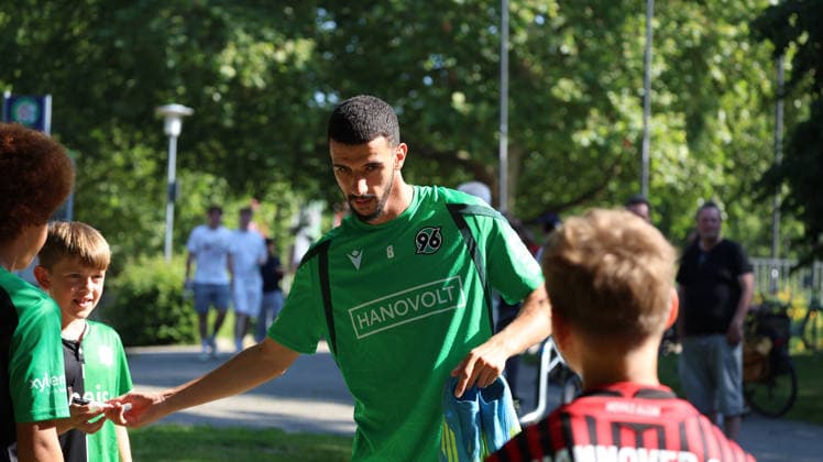 25.06.2026, xrekx, Fussball 2.Bundesliga, Hannover 96 - Trainingsauftakt Saison 2026 27 v.l. Waniss TaÃ¯bi (Hannover 96) Nummer 8 (DFL DFB REGULATIONS PROHIBIT ANY USE OF PHOTOGRAPHS as IMAGE SEQUENCES and or QUASI-VIDEO) Hannover *** June 25, 2026, xrekx, Soccer 2. Bundesliga, Hannover 96 Start of Training for the 2026–27 Season, from left: Waniss Taïbi, Hannover 96 No. 8. DFL and DFB regulations prohibit any use of photographs as image sequences and or quasi-video. Hannover