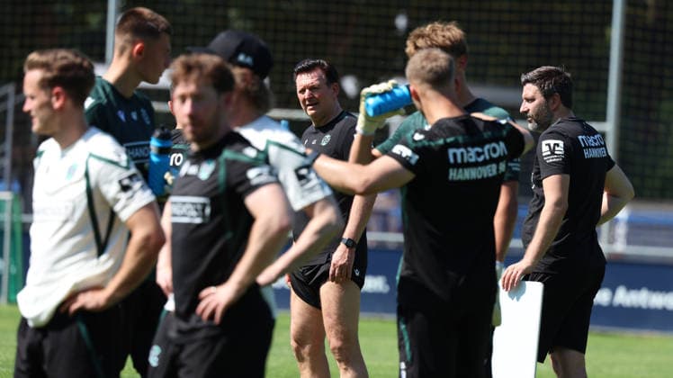 25.06.2026, xrekx, Fussball 2.Bundesliga, Hannover 96 - Trainingsauftakt Saison 2026 27 v.l. Christian Titz Trainer (Hannover 96) (DFL DFB REGULATIONS PROHIBIT ANY USE OF PHOTOGRAPHS as IMAGE SEQUENCES and or QUASI-VIDEO) Hannover *** June 25, 2026, xrekx, Soccer 2. Bundesliga, Hannover 96 Start of Training for the 2026–27 Season, from left: Christian Titz, Coach of Hannover 96. DFL and DFB regulations prohibit any use of photographs as image sequences and or quasi-video. Hannover