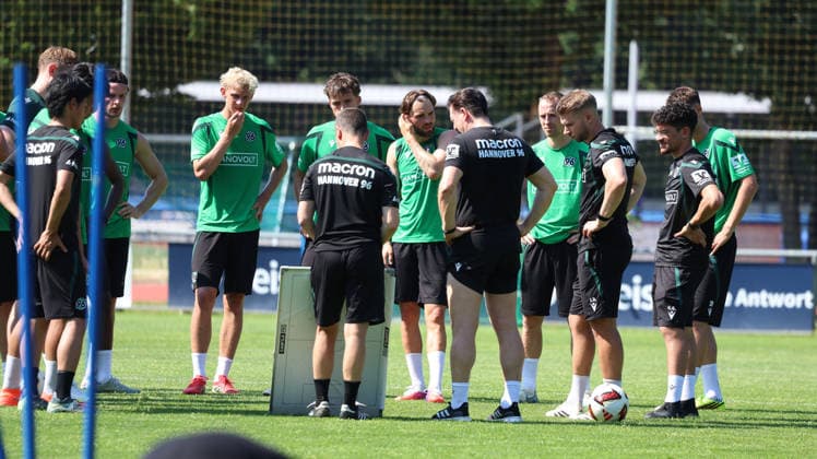 25.06.2026, xrekx, Fussball 2.Bundesliga, Hannover 96 - Trainingsauftakt Saison 2026 27 v.l. Kolja Oudenne (Hannover 96) Christian Titz Trainer (Hannover 96) (DFL DFB REGULATIONS PROHIBIT ANY USE OF PHOTOGRAPHS as IMAGE SEQUENCES and or QUASI-VIDEO) Hannover *** June 25, 2026, xrekx, Soccer 2. Bundesliga, Hannover 96 Starts Training for the 2026–27 Season; from left: Kolja Oudenne, Hannover 96, Christian Titz, Coach of Hannover 96. DFL and DFB regulations prohibit any use of photographs as image sequences and or quasi-video. Hannover