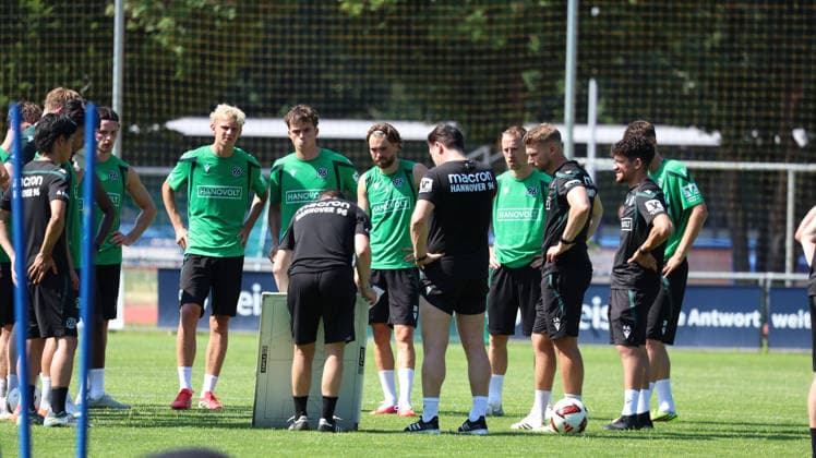 25.06.2026, xrekx, Fussball 2.Bundesliga, Hannover 96 - Trainingsauftakt Saison 2026 27 v.l. Christian Titz Trainer (Hannover 96) (DFL DFB REGULATIONS PROHIBIT ANY USE OF PHOTOGRAPHS as IMAGE SEQUENCES and or QUASI-VIDEO) Hannover *** June 25, 2026, xrekx, Soccer 2. Bundesliga, Hannover 96 Start of Training for the 2026–27 Season, from left: Christian Titz, Coach of Hannover 96. DFL and DFB regulations prohibit any use of photographs as image sequences and or quasi-video. Hannover