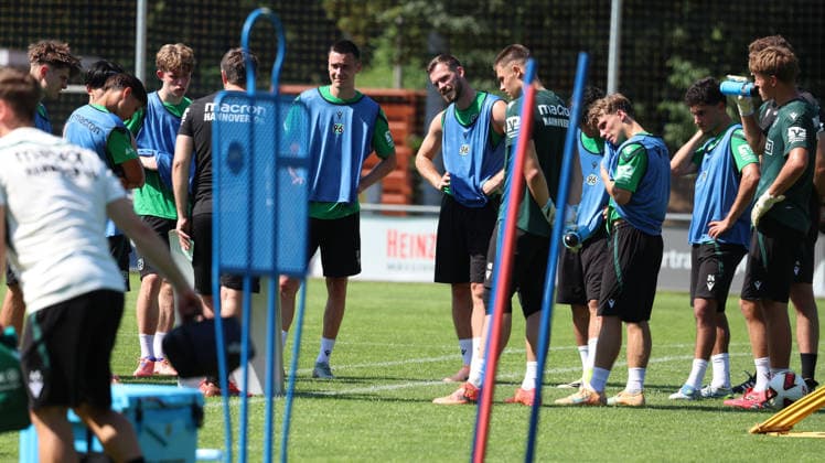25.06.2026, xrekx, Fussball 2.Bundesliga, Hannover 96 - Trainingsauftakt Saison 2026 27 v.l. Bastian Allgeier (Hannover 96) Kolja Oudenne (Hannover 96) (DFL DFB REGULATIONS PROHIBIT ANY USE OF PHOTOGRAPHS as IMAGE SEQUENCES and or QUASI-VIDEO) Hannover *** June 25, 2026, xrekx, Soccer 2. Bundesliga, Hannover 96 Starts Training for the 2026–27 Season; from left: Bastian Allgeier (Hannover 96), Kolja Oudenne (Hannover 96); DFL and DFB regulations prohibit any use of photographs as image sequences and or quasi-video; Hannover