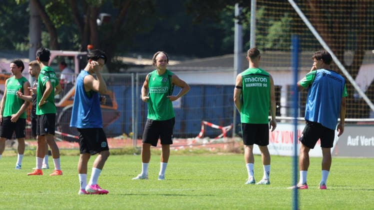 25.06.2026, xrekx, Fussball 2.Bundesliga, Hannover 96 - Trainingsauftakt Saison 2026 27 v.l. Lars Gindorf (Hannover 96) (DFL DFB REGULATIONS PROHIBIT ANY USE OF PHOTOGRAPHS as IMAGE SEQUENCES and or QUASI-VIDEO) Hannover *** June 25, 2026, xrekx, Soccer 2. Bundesliga, Hannover 96 Start of Training for the 2026–27 Season, photo by Lars Gindorf, Hannover 96. DFL and DFB regulations prohibit any use of photographs as image sequences and or quasi-video. Hannover