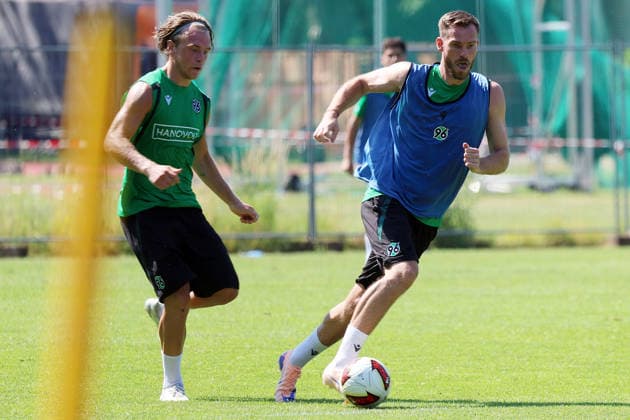 25.06.2026, xrekx, Fussball 2.Bundesliga, Hannover 96 - Trainingsauftakt Saison 2026 27 v.l. Lars Gindorf (Hannover 96) Boris Tomiak (Hannover 96) (DFL DFB REGULATIONS PROHIBIT ANY USE OF PHOTOGRAPHS as IMAGE SEQUENCES and or QUASI-VIDEO) Hannover *** June 25, 2026, xrekx, Soccer 2. Bundesliga, Hannover 96 Starts Training for the 2026–27 Season; from left: Lars Gindorf, Hannover 96; Boris Tomiak, Hannover 96; DFL; DFB. REGULATIONS PROHIBIT ANY USE OF PHOTOGRAPHS AS IMAGE SEQUENCES AND OR QUASI-VIDEO. Hannover
