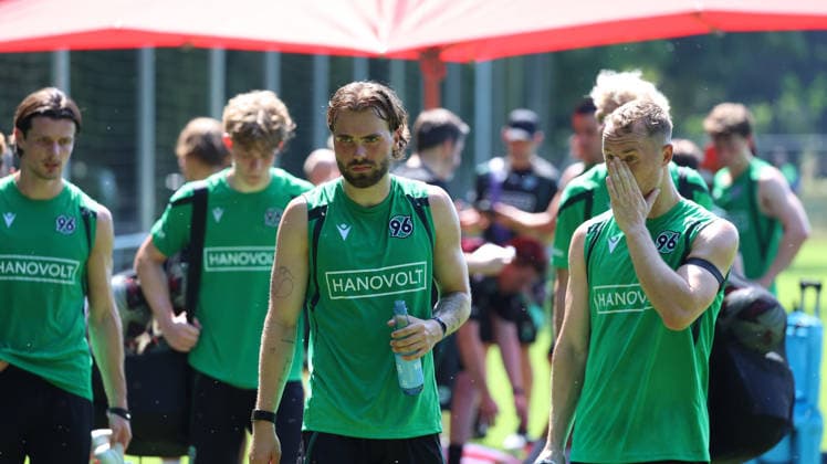 25.06.2026, xrekx, Fussball 2.Bundesliga, Hannover 96 - Trainingsauftakt Saison 2026 27 v.l. Kolja Oudenne (Hannover 96) Maurice Neubauer (Hannover 96) (DFL DFB REGULATIONS PROHIBIT ANY USE OF PHOTOGRAPHS as IMAGE SEQUENCES and or QUASI-VIDEO) Hannover *** June 25, 2026, xrekx, Soccer 2. Bundesliga, Hannover 96 Starts Training for the 2026–27 Season; from left: Kolja Oudenne (Hannover 96), Maurice Neubauer (Hannover 96). DFL and DFB regulations prohibit any use of photographs as image sequences and or quasi-video. Hannover