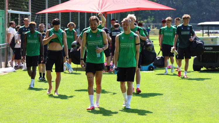 25.06.2026, xrekx, Fussball 2.Bundesliga, Hannover 96 - Trainingsauftakt Saison 2026 27 v.l. Kolja Oudenne (Hannover 96) Maurice Neubauer (Hannover 96) (DFL DFB REGULATIONS PROHIBIT ANY USE OF PHOTOGRAPHS as IMAGE SEQUENCES and or QUASI-VIDEO) Hannover *** June 25, 2026, xrekx, Soccer 2. Bundesliga, Hannover 96 Starts Training for the 2026–27 Season; from left: Kolja Oudenne (Hannover 96), Maurice Neubauer (Hannover 96). DFL and DFB regulations prohibit any use of photographs as image sequences and or quasi-video. Hannover