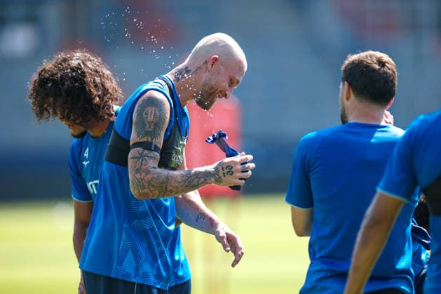 25.06.2026, Fußball, Trainingsauftakt VfL Bochum, 2. Fußball Bundesliga, Vonovia Ruhrstadion, Saison 2026 2027: Philipp Hofmann (VfL Bochum 33) beim ersten Training der neuen Saison 26 27 bei sommerlichen Temperaturen und 31 Grad Hitze DFB regulations prohibit any use of photographs as image sequences and or quasi-video. Nordrhein-Westfalen Deutschland *** June 25, 2026, Soccer, VfL Bochum’s First Training Session, 2. Bundesliga, Vonovia Ruhrstadion, 2026–2027 season: Philipp Hofmann (No. 33) of VfL Bochum at the first training session of the new season on June 26, 2027, amid summery temperatures and 31 degrees Celsius heat. DFB regulations prohibit any use of photographs as image sequences and or quasi-video. North Rhine-Westphalia, Germany