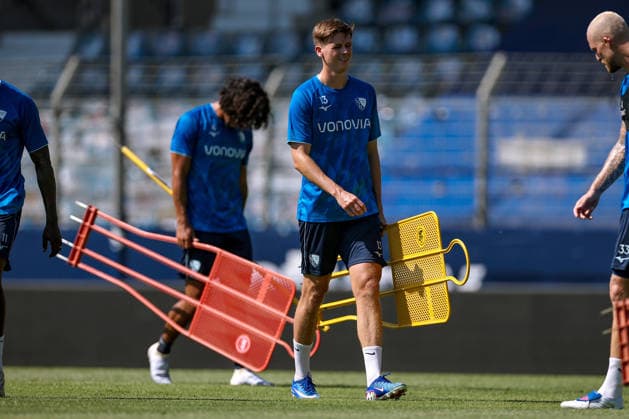 25.06.2026, Fußball, Trainingsauftakt VfL Bochum, 2. Fußball Bundesliga, Vonovia Ruhrstadion, Saison 2026 2027: Oliver Olsen (VfL Bochum 13) beim ersten Training der neuen Saison 26 27 bei sommerlichen Temperaturen und 31 Grad Hitze DFB regulations prohibit any use of photographs as image sequences and or quasi-video. Nordrhein-Westfalen Deutschland *** June 25, 2026, Soccer, VfL Bochum’s First Training Session, 2. Bundesliga, Vonovia Ruhrstadion, 2026–2027 season: Oliver Olsen and VfL Bochum’s No. 13 at the first training session of the new 2026–2027 season on June 27, amid summery temperatures and 31 degrees Celsius heat. DFB regulations prohibit any use of photographs as image sequences and or quasi-video. North Rhine-Westphalia, Germany
