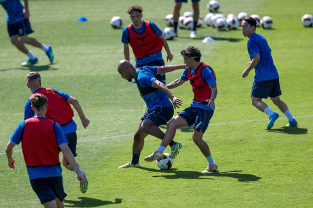 25.06.2026, Fußball, Trainingsauftakt VfL Bochum, 2. Fußball Bundesliga, Vonovia Ruhrstadion, Saison 2026 2027: Jean Manuel Mbom (VfL Bochum 08) im Zweikampf gegen Babis Drakas (VfL Bochum 27) beim ersten Training der neuen Saison 26 27 bei sommerlichen Temperaturen und 31 Grad Hitze DFB regulations prohibit any use of photographs as image sequences and or quasi-video. Nordrhein-Westfalen Deutschland *** June 25, 2026, Soccer, VfL Bochum s First Training Session, 2. Bundesliga, Vonovia Ruhrstadion, 2026–2027 Season: Jean Manuel Mbom of VfL Bochum 08 in a tackle against Babis Drakas of VfL Bochum 27 during the first training session of the new 2026–2027 season, with summery temperatures and a heat of 31 degrees. DFB regulations prohibit any use of photographs as image sequences and or quasi-video; North Rhine-Westphalia, Germany