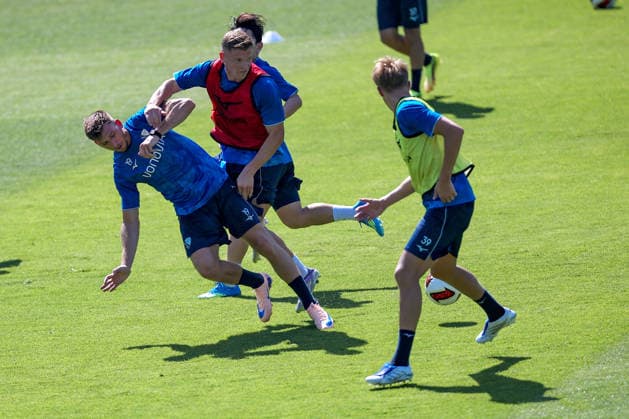 25.06.2026, Fußball, Trainingsauftakt VfL Bochum, 2. Fußball Bundesliga, Vonovia Ruhrstadion, Saison 2026 2027: Daniel Hanslik (VfL Bochum 19) im Zweikampf gegen Enis Cokaj (VfL Bochum 06) Koji Miyoshi (VfL Bochum 23) Lasse Isbruch (VfL Bochum 39) beim ersten Training der neuen Saison 26 27 bei sommerlichen Temperaturen und 31 Grad Hitze DFB regulations prohibit any use of photographs as image sequences and or quasi-video. Nordrhein-Westfalen Deutschland *** June 25, 2026, Soccer, VfL Bochum Season Kickoff, 2. Bundesliga, Vonovia Ruhrstadion, 2026–2027 Season: Daniel Hanslik (VfL Bochum 19) in a tackle against Enis Cokaj (VfL Bochum 06), Koji Miyoshi (VfL Bochum 23), and Lasse Isbruch (VfL Bochum 39) during the first training session of the new season on June 26 27 in summery temperatures and 31 degrees Celsius DFB regulations prohibit any use of photographs as image sequences and or quasi-video North Rhine-Westphalia, Germany