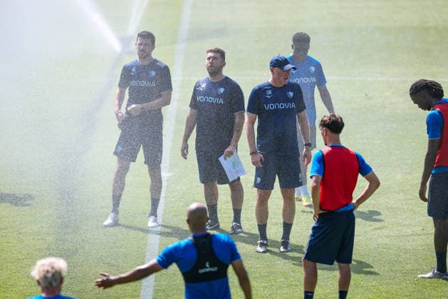 25.06.2026, Fußball, Trainingsauftakt VfL Bochum, 2. Fußball Bundesliga, Vonovia Ruhrstadion, Saison 2026 2027: Die Mannschaft sucht eine Abkühlung unter dem Rasensprenger beim ersten Training der neuen Saison 26 27 bei sommerlichen Temperaturen und 31 Grad Hitze DFB regulations prohibit any use of photographs as image sequences and or quasi-video. Nordrhein-Westfalen Deutschland *** June 25, 2026, Soccer, VfL Bochum’s First Training Session, 2. Bundesliga, Vonovia Ruhrstadion, 2026–2027 Season: The team cools off under the sprinkler during the first training session of the new 2026–2027 season amid summery temperatures and 31 degrees Celsius heat. DFB regulations prohibit any use of photographs as image sequences and or quasi-video. North Rhine-Westphalia, Germany