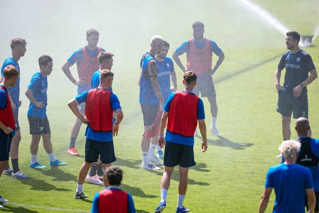 25.06.2026, Fußball, Trainingsauftakt VfL Bochum, 2. Fußball Bundesliga, Vonovia Ruhrstadion, Saison 2026 2027: Die Mannschaft sucht eine Abkühlung unter dem Rasensprenger beim ersten Training der neuen Saison 26 27 bei sommerlichen Temperaturen und 31 Grad Hitze DFB regulations prohibit any use of photographs as image sequences and or quasi-video. Nordrhein-Westfalen Deutschland *** June 25, 2026, Soccer, VfL Bochum’s First Training Session, 2. Bundesliga, Vonovia Ruhrstadion, 2026–2027 Season: The team cools off under the sprinkler during the first training session of the new 2026–2027 season amid summery temperatures and 31 degrees Celsius heat. DFB regulations prohibit any use of photographs as image sequences and or quasi-video. North Rhine-Westphalia, Germany