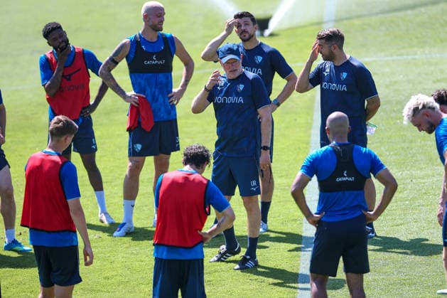25.06.2026, Fußball, Trainingsauftakt VfL Bochum, 2. Fußball Bundesliga, Vonovia Ruhrstadion, Saison 2026 2027: Cheftrainer Uwe Rösler (VfL Bochum hc) im mannschaftskreis beim ersten Training der neuen Saison 26 27 bei sommerlichen Temperaturen und 31 Grad Hitze DFB regulations prohibit any use of photographs as image sequences and or quasi-video. Nordrhein-Westfalen Deutschland *** June 25, 2026, Soccer, VfL Bochum’s First Training Session, 2. Bundesliga, Vonovia Ruhrstadion, 2026–2027 Season: Head Coach Uwe Rösler of VfL Bochum stands with the team during the first training session of the new 2026–2027 season on June 26, 2027, amid summery temperatures and 31 degrees Celsius heat. DFB regulations prohibit any use of photographs as image sequences and or quasi-video. North Rhine-Westphalia, Germany