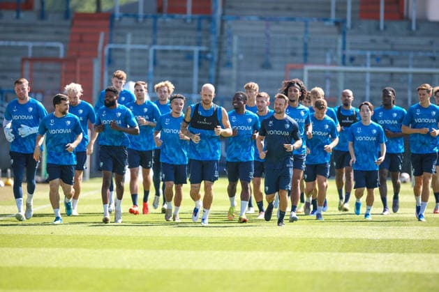 25.06.2026, Fußball, Trainingsauftakt VfL Bochum, 2. Fußball Bundesliga, Vonovia Ruhrstadion, Saison 2026 2027: Warmlaufen L-R Torwart Timo Horn (VfL Bochum 01) Berkan Taz (VfL Bochum 10) Moritz-Broni Kwarteng (VfL Bochum 11) Babis Drakas (VfL Bochum 27) Philipp Hofmann (VfL Bochum 33) Samuel Bamba (Vfl Bochum 25) Athletiktrainer Björn Kadlubowski Yigit Karademir (VfL Bochum 04) Enis Cokaj (VfL Bochum 06) Jean Manuel Mbom (VfL Bochum 08) Koji Miyoshi (VfL Bochum 23) Aurel Wagbe (VfL Bochum 40) Oliver Olsen (VfL Bochum 13) beim ersten Training der neuen Saison 26 27 bei sommerlichen Temperaturen und 31 Grad Hitze DFB regulations prohibit any use of photographs as image sequences and or quasi-video. Nordrhein-Westfalen Deutschland *** June 25, 2026, Soccer, VfL Bochum Season Training Kickoff, 2. Bundesliga, Vonovia Ruhrstadion, 2026–2027 Season, Warm-up, L R, Goalkeeper Timo Horn, VfL Bochum 01, Berkan Taz, VfL Bochum 10, Moritz Broni Kwarteng, VfL Bochum 11, Babis Drakas, VfL Bochum 27, Philipp Hofmann, VfL Bochum 33 Samuel Bamba VfL Bochum 25 Athletic Trainer Björn Kadlubowski Yigit Karademir VfL Bochum 04 Enis Cokaj VfL Bochum 06 Jean Manuel Mbom VfL Bochum 08 Koji Miyoshi VfL Bochum 23 Aurel Wagbe VfL Bochum 40 Oliver Olsen VfL Bochum 13 at the first training session of the new season 26 27 in summery temperatures and 31-degree heat DFB regulations prohibit any use of photographs as image sequences and or quasi-video North Rhine-Westphalia, Germany