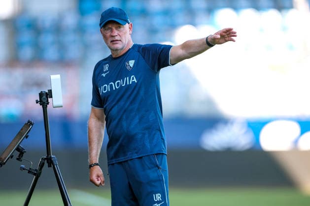 25.06.2026, Fußball, Trainingsauftakt VfL Bochum, 2. Fußball Bundesliga, Vonovia Ruhrstadion, Saison 2026 2027: Cheftrainer Uwe Rösler (VfL Bochum hc) gestikulierend auf dem Spielfeld beim ersten Training der neuen Saison 26 27 bei sommerlichen Temperaturen und 31 Grad Hitze DFB regulations prohibit any use of photographs as image sequences and or quasi-video. Nordrhein-Westfalen Deutschland *** June 25, 2026, Soccer, VfL Bochum’s First Training Session, 2. Bundesliga, Vonovia Ruhrstadion, 2026–2027 Season: VfL Bochum head coach Uwe Rösler gesturing on the field during the first training session of the new 2026–2027 season amid summery temperatures and 31 degrees Celsius heat. DFB regulations prohibit any use of photographs as image sequences and or quasi-video. North Rhine-West, Germany