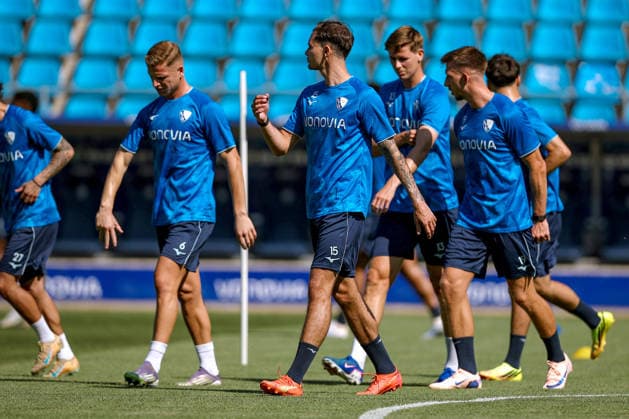 25.06.2026, Fußball, Trainingsauftakt VfL Bochum, 2. Fußball Bundesliga, Vonovia Ruhrstadion, Saison 2026 2027: Enis Cokaj (VfL Bochum 06) Michael Steinwender (VfL Bochum 15) Oliver Olsen (VfL Bochum 13) Daniel Hanslik (VfL Bochum 19) beim ersten Training der neuen Saison 26 27 bei sommerlichen Temperaturen und 31 Grad Hitze DFB regulations prohibit any use of photographs as image sequences and or quasi-video. Nordrhein-Westfalen Deutschland *** June 25, 2026, Soccer, VfL Bochum Season Kickoff, 2. Bundesliga, Vonovia Ruhrstadion, 2026–2027 Season: Enis Cokaj (VfL Bochum 06), Michael Steinwender (VfL Bochum 15), Oliver Olsen (VfL Bochum 13), and Daniel Hanslik (VfL Bochum 19) at the first training session of the new 2026–2027 season on June 25, 2026, amid summery temperatures and 31 degrees Celsius DFB regulations prohibit any use of photographs as image sequences and or quasi-video North Rhine-Westphalia, Germany