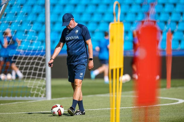 25.06.2026, Fußball, Trainingsauftakt VfL Bochum, 2. Fußball Bundesliga, Vonovia Ruhrstadion, Saison 2026 2027: Cheftrainer Uwe Rösler (VfL Bochum hc) beim ersten Training der neuen Saison 26 27 bei sommerlichen Temperaturen und 31 Grad Hitze DFB regulations prohibit any use of photographs as image sequences and or quasi-video. Nordrhein-Westfalen Deutschland *** June 25, 2026, Soccer, VfL Bochum’s First Training Session of the Season, 2. Bundesliga, Vonovia Ruhrstadion, 2026–2027 Season: Head Coach Uwe Rösler of VfL Bochum at the first training session of the new 2026–2027 season, held on June 26, 2027, amid summery temperatures and 31 degrees Celsius heat. DFB regulations prohibit any use of photographs as image sequences and or quasi-video. North Rhine-Westphalia, Germany
