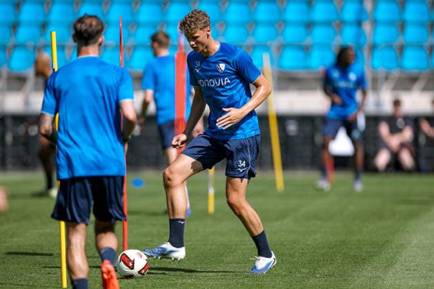25.06.2026, Fußball, Trainingsauftakt VfL Bochum, 2. Fußball Bundesliga, Vonovia Ruhrstadion, Saison 2026 2027: Tom Meyer (VfL Bochum 34) beim ersten Training der neuen Saison 26 27 bei sommerlichen Temperaturen und 31 Grad Hitze DFB regulations prohibit any use of photographs as image sequences and or quasi-video. Nordrhein-Westfalen Deutschland *** June 25, 2026, Soccer, VfL Bochum’s First Training Session, 2. Bundesliga, Vonovia Ruhrstadion, 2026–2027 season: Tom Meyer and VfL Bochum’s 34 players at the first training session of the new 2026–2027 season on June 27, amid summery temperatures and 31 degrees Celsius heat. DFB regulations prohibit any use of photographs as image sequences and or quasi-video. North Rhine-Westphalia, Germany
