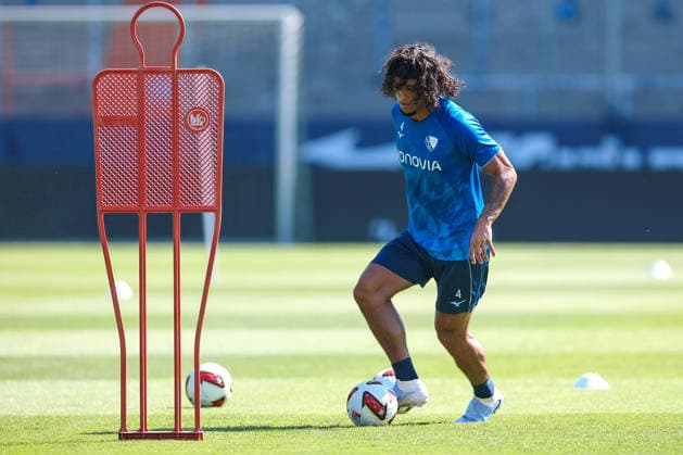 25.06.2026, Fußball, Trainingsauftakt VfL Bochum, 2. Fußball Bundesliga, Vonovia Ruhrstadion, Saison 2026 2027: Yigit Karademir (VfL Bochum 04) beim ersten Training der neuen Saison 26 27 bei sommerlichen Temperaturen und 31 Grad Hitze DFB regulations prohibit any use of photographs as image sequences and or quasi-video. Nordrhein-Westfalen Deutschland *** June 25, 2026, Soccer, VfL Bochum’s First Training Session, 2. Bundesliga, Vonovia Ruhrstadion, 2026–2027 season: Yigit Karademir of VfL Bochum 04 at the first training session of the new 2026–2027 season amid summery temperatures and 31 degrees Celsius heat. DFB regulations prohibit any use of photographs as image sequences and or quasi-video. North Rhine-Westphalia, Germany