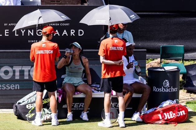 BAD HOMBURG, GERMANY - JUNE 25: Alexandra Eala (PHI) Venus Williams (USA) hydrate during a break during the Bad Homburg Open powered by Solarwatt Doubles match between Alexandra Eala (PHI) Venus Williams (USA) vs Tereza Mihalikova (SVK) Olivia Nicholls (GBR) at Kurpark Bad Homburg on June 25, 2026 in Bad Homburg, Germany. Hessen Germany Copyright: xSteffiexWunderlx