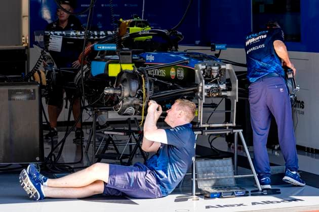 SPIELBERG - Mechanics at work on the car of Formula 1 driver Carlos Sainz of Atlassian Williams F1 Team during the Formula 1 Austria at the Red Bull Ring on June 25, 2026 in Spielberg, Austria. (Photo by DeFodi Images) - *** SPIELBERG Mechanics working on the car of Formula 1 driver Carlos Sainz of the Atlassian Williams F1 Team during the Formula 1 Austrian Grand Prix at the Red Bull Ring on June 25, 2026, in Spielberg, Austria. Photo by DeFodi Images