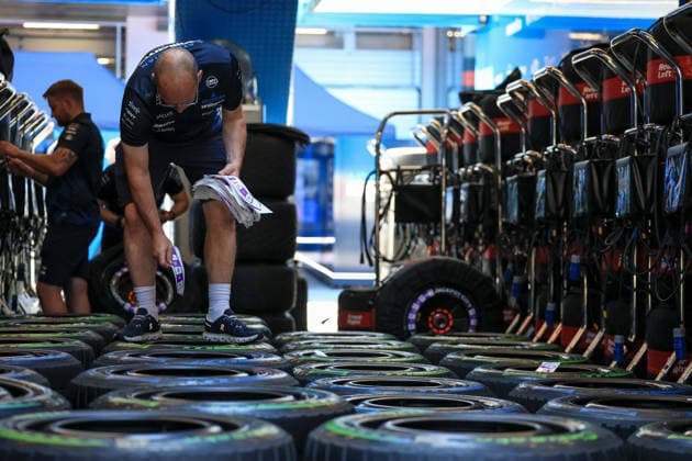 FORMULA 1 - GP of Austria 2026 SPIELBERG,AUSTRIA,25.JUN.26 - MOTORSPORTS, FORMULA 1 - Grand Prix of Austria, Red Bull Ring, preview. Image shows a mechanic and tires.  GEPAxpictures xMarioxBuehner-Weinrauch