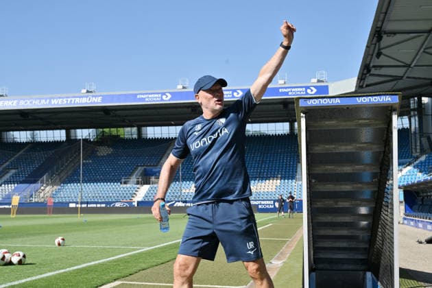 Trainer Uwe Rösler (VfL Bochum) begrüsst die Fans im Stadion 25.06.2026, Fussball 2. Bundesliga, Saison 2026 2027, Trainingsauftakt VfL Bochum Bochum Vonovia Ruhrstadion Nordrhein Westfalen Deutschland *** Coach Uwe Rösler of VfL Bochum greets the fans at the stadium on June 25, 2026; Soccer, 2. Bundesliga, 2026–2027 season; Start of training for VfL Bochum at the Vonovia Ruhrstadion in Bochum, North Rhine-Westphalia, Germany Team2