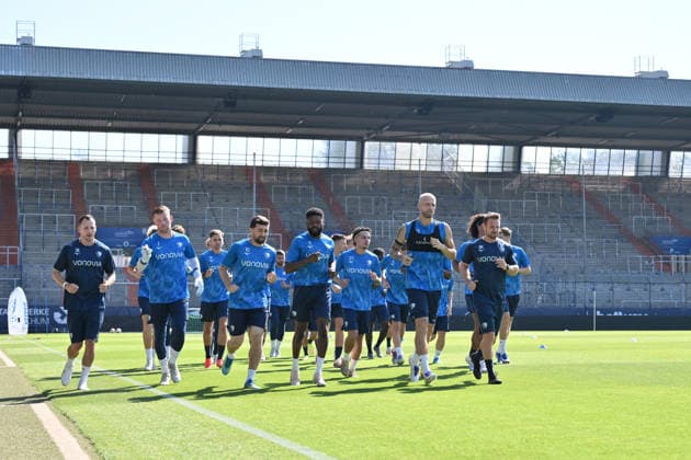 Einlaufrunde der Bochumer Spieler, vorne v.li., Sebastian Baumgartner (Torwarttrainer VfL Bochum), Torwart Timo Horn (VfL Bochum), Berkan Taz (VfL Bochum), Moritz-Broni Kwarteng (VfL Bochum), Moritz Broni Kwarteng, Babis Drakas (VfL Bochum), Philipp Hofmann (VfL Bochum), Björn Kadlubowski (Leiter Athletik VfL Bochum) 25.06.2026, Fussball 2. Bundesliga, Saison 2026 2027, Trainingsauftakt VfL Bochum Bochum Vonovia Ruhrstadion Nordrhein Westfalen Deutschland *** The Bochum players take the field; in the front row, from left: Sebastian Baumgartner, goalkeeper coach for VfL Bochum; goalkeeper Timo Horn of VfL Bochum; Berkan Taz of VfL Bochum; Moritz Broni Kwarteng of VfL Bochum; Moritz Broni Kwarteng, Babis Drakas (VfL Bochum), Philipp Hofmann (VfL Bochum), Björn Kadlubowski, Head of Athletics at VfL Bochum, June 25, 2026, Soccer, 2. Bundesliga, 2026–2027 season, start of training for VfL Bochum at the Vonovia Ruhrstadion in Bochum, North Rhine-Westphalia, Germany Team2