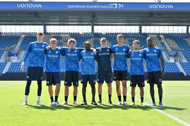 Die Nachwuchsspieler: v.li., Torwart Hugo Rölleke (VfL Bochum), Lasse Isbruch (VfL Bochum), Luis Pick (VfL Bochum), Darnell Keumo (VfL Bochum), Trainer Uwe Rösler (VfL Bochum), Tom Meyer (VfL Bochum), Alessandro Crimaldi (VfL Bochum), Aurel Wagbe (VfL Bochum) 25.06.2026, Fussball 2. Bundesliga, Saison 2026 2027, Trainingsauftakt VfL Bochum Bochum Vonovia Ruhrstadion Nordrhein Westfalen Deutschland *** The youth players (from left): Goalie Hugo Rölleke (VfL Bochum), Lasse Isbruch (VfL Bochum), Luis Pick (VfL Bochum), Darnell Keumo (VfL Bochum), Coach Uwe Rösler (VfL Bochum), Tom Meyer (VfL Bochum), Alessandro Crimaldi (VfL Bochum), Aurel Wagbe (VfL Bochum) June 25, 2026, Soccer, 2. Bundesliga, 2026–2027 season, start of training for VfL Bochum at the Vonovia Ruhrstadion in Bochum, North Rhine-Westphalia, Germany Team2
