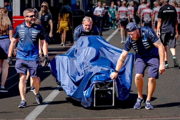 SPIELBERG - Mechanics with a new engine from the Williams F1 Team during the Formula 1 Austria at the Red Bull Ring on June 25, 2026 in Spielberg, Austria. (Photo by DeFodi Images) - *** SPIELBERG Mechanics with a new engine from the Williams F1 Team during the Formula 1 Austrian Grand Prix at the Red Bull Ring on June 25, 2026, in Spielberg, Austria. Photo by DeFodi Images