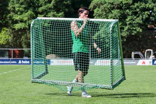Jean Hugonet (Hannover 96) traegt ein Tor ueber den Rasen, 2. Bundesliga, Training Hannover 96, Mehrkampfanlage am 25. June 2026 in Hannover, Deutschland. (Foto von Marco Steinbrenner DeFodi Images) Jean Hugonet (Hannover 96) carries a goal across the pitch, 2. Bundesliga, Training Hannover 96, Mehrkampfanlage, June 25, 2026 in Hannover 96, Germany. (Photo by Marco Steinbrenner DeFodi Images) DFB DFL REGULATIONS PROHIBIT ANY USE OF PHOTOGRAPHS AS IMAGE SEQUENCES AND OR QUASI-VIDEO. - *** Jean Hugonet of Hannover 96 carries a goal across the field, 2. Bundesliga, Hannover 96 training, Mehrkampfanlage on June 25, 2026, in Hannover, Germany. Photo by Marco Steinbrenner, DeFodi Images. Jean Hugonet of Hannover 96 carries a goal across the field, 2. Bundesliga, Hannover 96 training, Mehrkampfanlage, June 25, 2026, in Hannover 96, Germany. Photo by Marco Steinbrenner, DeFodi Images. DFB and DFL regulations prohibit any use of photographs as image sequences and or quasi-video.