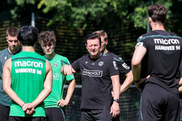 Trainer Christian Titz (Hannover 96) gestikuliert, 2. Bundesliga, Training Hannover 96, Mehrkampfanlage am 25. June 2026 in Hannover, Deutschland. (Foto von Marco Steinbrenner DeFodi Images) Trainer Christian Titz (Hannover 96) gestures, 2. Bundesliga, Training Hannover 96, Mehrkampfanlage, June 25, 2026 in Hannover 96, Germany. (Photo by Marco Steinbrenner DeFodi Images) DFB DFL REGULATIONS PROHIBIT ANY USE OF PHOTOGRAPHS AS IMAGE SEQUENCES AND OR QUASI-VIDEO. - *** Hannover 96 Coach Christian Titz gestures, 2. Bundesliga, Hannover 96 training, multi-sport complex on June 25, 2026, in Hannover, Germany. Photo by Marco Steinbrenner, DeFodi Images. Hannover 96 Coach Christian Titz gestures, 2. Bundesliga, Hannover 96 training, multi-sport facility, June 25, 2026, in Hannover 96, Germany. Photo by Marco Steinbrenner, DeFodi Images. DFB and DFL regulations prohibit any use of photographs as image sequences and or quasi-video.