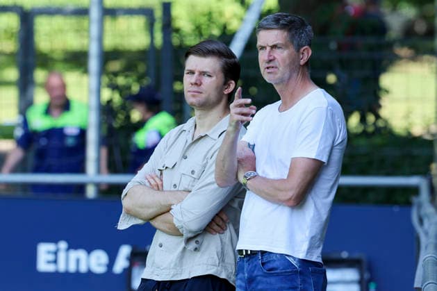 Kaderplaner Paul Wagner (Hannover 96) und Sportdirektor Ralf Becker (Hannover 96) unterhalten sich, 2. Bundesliga, Training Hannover 96, Mehrkampfanlage am 25. June 2026 in Hannover, Deutschland. (Foto von Marco Steinbrenner DeFodi Images) Kaderplaner Paul Wagner (Hannover 96) und Sportdirektor Ralf Becker (Hannover 96) talk together, 2. Bundesliga, Training Hannover 96, Mehrkampfanlage, June 25, 2026 in Hannover 96, Germany. (Photo by Marco Steinbrenner DeFodi Images) DFB DFL REGULATIONS PROHIBIT ANY USE OF PHOTOGRAPHS AS IMAGE SEQUENCES AND OR QUASI-VIDEO. - *** Hannover 96 squad planner Paul Wagner and sports director Ralf Becker of Hannover 96 are talking, 2. Bundesliga, Hannover 96 training, multi-sport facility on June 25, 2026, in Hannover, Germany. Photo by Marco Steinbrenner, DeFodi Images. Hannover 96 squad planner Paul Wagner and sporting director Ralf Becker talk together, 2. Bundesliga, Hannover 96 training, Multi-sport Complex, June 25, 2026, in Hannover 96, Germany. Photo by Marco Steinbrenner, DeFodi Images. DFB and DFL regulations prohibit any use of photographs as image sequences and or quasi-video.