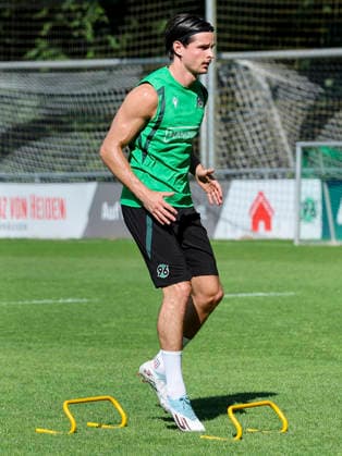 Jean Hugonet (Hannover 96) waermt sich auf, 2. Bundesliga, Training Hannover 96, Mehrkampfanlage am 25. June 2026 in Hannover, Deutschland. (Foto von Marco Steinbrenner DeFodi Images) Jean Hugonet (Hannover 96) warms up, 2. Bundesliga, Training Hannover 96, Mehrkampfanlage, June 25, 2026 in Hannover 96, Germany. (Photo by Marco Steinbrenner DeFodi Images) DFB DFL REGULATIONS PROHIBIT ANY USE OF PHOTOGRAPHS AS IMAGE SEQUENCES AND OR QUASI-VIDEO. - *** Jean Hugonet of Hannover 96 warms up, 2. Bundesliga, Hannover 96 training, Multi-sport Complex on June 25, 2026, in Hannover, Germany. Photo by Marco Steinbrenner, DeFodi Images. Jean Hugonet of Hannover 96 warms up, 2. Bundesliga, Hannover 96 training, Multi-purpose Sports Complex, June 25, 2026, in Hannover 96, Germany. Photo by Marco Steinbrenner, DeFodi Images. DFB and DFL regulations prohibit any use of photographs as image sequences and or quasi-video.