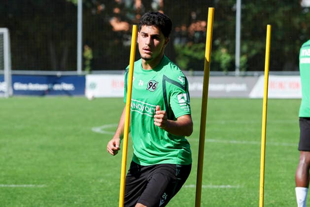 Yunus Uenal (Hannover 96) waermt sich auf, 2. Bundesliga, Training Hannover 96, Mehrkampfanlage am 25. June 2026 in Hannover, Deutschland. (Foto von Marco Steinbrenner DeFodi Images) Yunus Uenal (Hannover 96) warms up, 2. Bundesliga, Training Hannover 96, Mehrkampfanlage, June 25, 2026 in Hannover 96, Germany. (Photo by Marco Steinbrenner DeFodi Images) DFB DFL REGULATIONS PROHIBIT ANY USE OF PHOTOGRAPHS AS IMAGE SEQUENCES AND OR QUASI-VIDEO. - *** Yunus Uenal of Hannover 96 warms up, 2. Bundesliga, Hannover 96 training, Multi-Purpose Sports Complex on June 25, 2026, in Hannover, Germany. Photo by Marco Steinbrenner, DeFodi Images. Yunus Uenal of Hannover 96 warms up, 2. Bundesliga, Hannover 96 training, Multi-purpose Sports Complex, June 25, 2026, in Hannover 96, Germany. Photo by Marco Steinbrenner, DeFodi Images. DFB and DFL regulations prohibit any use of photographs as image sequences and or quasi-video.