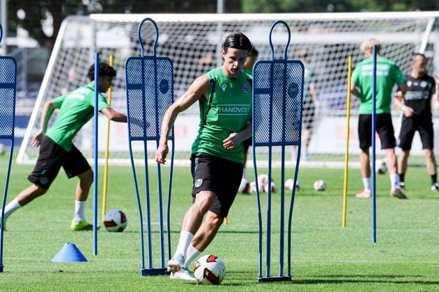 Jean Hugonet (Hannover 96) kontrolliert den Ball, 2. Bundesliga, Training Hannover 96, Mehrkampfanlage am 25. June 2026 in Hannover, Deutschland. (Foto von Marco Steinbrenner DeFodi Images) Jean Hugonet (Hannover 96) controls the ball, 2. Bundesliga, Training Hannover 96, Mehrkampfanlage, June 25, 2026 in Hannover 96, Germany. (Photo by Marco Steinbrenner DeFodi Images) DFB DFL REGULATIONS PROHIBIT ANY USE OF PHOTOGRAPHS AS IMAGE SEQUENCES AND OR QUASI-VIDEO. - *** Jean Hugonet of Hannover 96 controls the ball, 2. Bundesliga, Hannover 96 training, Mehrkampfanlage on June 25, 2026, in Hannover, Germany. Photo by Marco Steinbrenner, DeFodi Images. Jean Hugonet of Hannover 96 controls the ball, 2. Bundesliga, Hannover 96 training, Mehrkampfanlage, June 25, 2026, in Hannover 96, Germany. Photo by Marco Steinbrenner, DeFodi Images. DFB and DFL regulations prohibit any use of photographs as image sequences and or quasi-video.