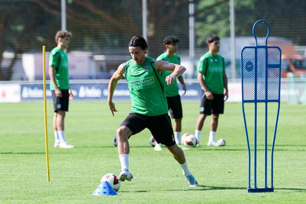 Jean Hugonet (Hannover 96) kontrolliert den Ball, 2. Bundesliga, Training Hannover 96, Mehrkampfanlage am 25. June 2026 in Hannover, Deutschland. (Foto von Marco Steinbrenner DeFodi Images) Jean Hugonet (Hannover 96) controls the ball, 2. Bundesliga, Training Hannover 96, Mehrkampfanlage, June 25, 2026 in Hannover 96, Germany. (Photo by Marco Steinbrenner DeFodi Images) DFB DFL REGULATIONS PROHIBIT ANY USE OF PHOTOGRAPHS AS IMAGE SEQUENCES AND OR QUASI-VIDEO. - *** Jean Hugonet of Hannover 96 controls the ball, 2. Bundesliga, Hannover 96 training, Mehrkampfanlage on June 25, 2026, in Hannover, Germany. Photo by Marco Steinbrenner, DeFodi Images. Jean Hugonet of Hannover 96 controls the ball, 2. Bundesliga, Hannover 96 training, Mehrkampfanlage, June 25, 2026, in Hannover 96, Germany. Photo by Marco Steinbrenner, DeFodi Images. DFB and DFL regulations prohibit any use of photographs as image sequences and or quasi-video.