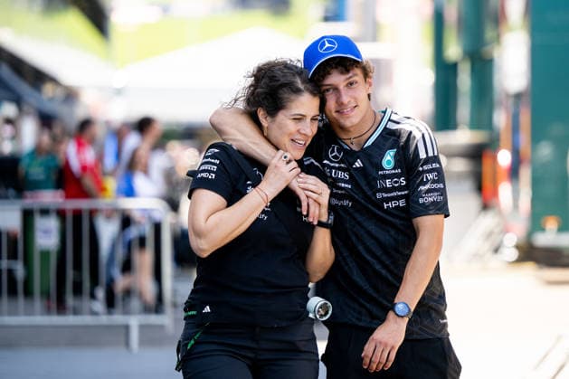 Andrea Kimi Antonelli (Mercedes-AMG Petronas F1 Team, Italien, 12) mit Rosa Herrero Venegas (Mercedes-AMG Petronas F1 Team), AUT, Formel 1 Weltmeisterschaft, Grand Prix von Österreich, Red Bull Ring Spielberg, Media Day, Saison 2026, 25.06.2026 AUT, Formel 1 Weltmeisterschaft, Grand Prix von Österreich, Red Bull Ring Spielberg, Media Day, Saison 2026, 25.06.2026 Soielberg *** Andrea Kimi Antonelli, Mercedes AMG Petronas F1 Team, Italy, 12, with Rosa Herrero Venegas, Mercedes AMG Petronas F1 Team, AUT, Formula 1 World Championship, Austrian Grand Prix, Red Bull Ring, Spielberg, Media Day, 2026 season, June 25, 2026, Austria, Formula 1 World Championship, Austrian Grand Prix, Red Bull Ring, Spielberg, Media Day, 2026 Season, June 25, 2026, Spielberg Copyright: xEibner-Pressefoto Memmlerx EP_MMR