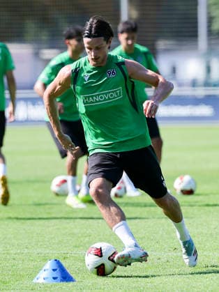 Jean Hugonet (Hannover 96) kontrolliert den Ball, 2. Bundesliga, Training Hannover 96, Mehrkampfanlage am 25. June 2026 in Hannover, Deutschland. (Foto von Marco Steinbrenner DeFodi Images) Jean Hugonet (Hannover 96) controls the ball, 2. Bundesliga, Training Hannover 96, Mehrkampfanlage, June 25, 2026 in Hannover 96, Germany. (Photo by Marco Steinbrenner DeFodi Images) DFB DFL REGULATIONS PROHIBIT ANY USE OF PHOTOGRAPHS AS IMAGE SEQUENCES AND OR QUASI-VIDEO. - *** Jean Hugonet of Hannover 96 controls the ball, 2. Bundesliga, Hannover 96 training, Mehrkampfanlage on June 25, 2026, in Hannover, Germany. Photo by Marco Steinbrenner, DeFodi Images. Jean Hugonet of Hannover 96 controls the ball, 2. Bundesliga, Hannover 96 training, Mehrkampfanlage, June 25, 2026, in Hannover 96, Germany. Photo by Marco Steinbrenner, DeFodi Images. DFB and DFL regulations prohibit any use of photographs as image sequences and or quasi-video.