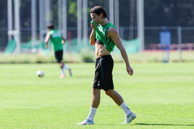 Jean Hugonet (Hannover 96) schaut enttaeuscht, 2. Bundesliga, Training Hannover 96, Mehrkampfanlage am 25. June 2026 in Hannover, Deutschland. (Foto von Marco Steinbrenner DeFodi Images) Jean Hugonet (Hannover 96) looks dejected, 2. Bundesliga, Training Hannover 96, Mehrkampfanlage, June 25, 2026 in Hannover 96, Germany. (Photo by Marco Steinbrenner DeFodi Images) DFB DFL REGULATIONS PROHIBIT ANY USE OF PHOTOGRAPHS AS IMAGE SEQUENCES AND OR QUASI-VIDEO. - *** Jean Hugonet of Hannover 96 looks disappointed, 2. Bundesliga, Hannover 96 training, Multi-Purpose Sports Complex on June 25, 2026, in Hannover, Germany. Photo by Marco Steinbrenner, DeFodi Images. Jean Hugonet of Hannover 96 looks dejected, 2. Bundesliga, Hannover 96 training, Multi-Purpose Sports Complex, June 25, 2026, in Hannover 96, Germany. Photo by Marco Steinbrenner, DeFodi Images. DFB and DFL regulations prohibit any use of photographs as image sequences and or quasi-video.