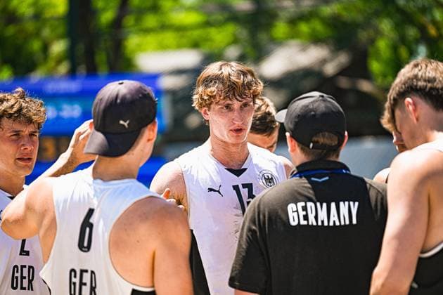 Severin Henrich ( 13; Deutschland Beachhandball Nationalmannschaft) steht im Kreis seiner Mitspieler und des Trainerteams bei einer Auszeit am Jarun See in Zagreb. Neben ihm ist Lars Zelser ( 6) zu sehen, während ein Betreuer mit Germany-Shirt die Gruppe zusammenhält. IHF Beach Handball World Championship, WM, Weltmeisterschaft 2026, 23.06.2026, Zagreb, Jarun See *** Severin Henrich (13) of the German national beach handball team stands with his teammates and the coaching staff during a timeout at Lake Jarun in Zagreb. Next to him is Lars Zelser (6), while a staff member wearing a Germany jersey keeps the group together. IHF Beach Handball World Championship 2026, June 23, 2026, Zagreb, Lake Jarun Copyright: xspeedshotx xDorianfrickx