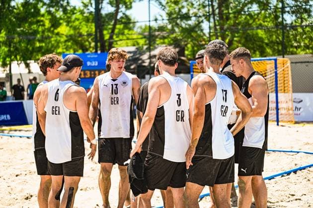 Die deutschen Beachhandball-Nationalspieler stehen in einer Gruppe zusammen und besprechen sich auf dem Sandfeld am Jarun See in Zagreb. Sichtbar sind u.a. Lars Zelser ( 6), Severin Henrich ( 13), Lennart Liebeck ( 3) und Tim Krauth ( 17). IHF Beach Handball World Championship, WM, Weltmeisterschaft 2026, 23.06.2026, Zagreb, Jarun See *** The German national beach handball team is gathered in a group, discussing strategy on the sand court at Lake Jarun in Zagreb. Among those visible are Lars Zelser (6), Severin Henrich (13), Lennart Liebeck (3), and Tim Krauth (17). 2026 IHF Beach Handball World Championship, June 23, 2026, Zagreb, Lake Jarun Copyright: xspeedshotx xDorianfrickx