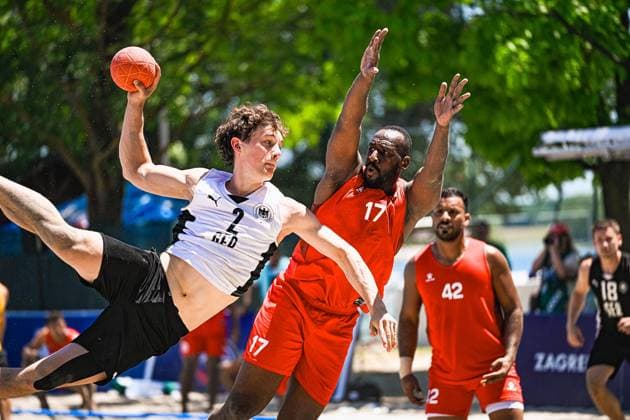 Lennart Wörmann ( 2; Deutschland Beachhandball Nationalmannschaft) zieht in einem spektakulären Sprungwurf ab, während ein Gegenspieler mit der Nummer 17 in rotem Trikot den Abschluss zu blocken versucht. Im Hintergrund ist ein weiterer Gegenspieler ( 42) sowie ein deutscher Mitspieler ( 18) zu sehen – Szene am Jarun See in Zagreb. IHF Beach Handball World Championship, WM, Weltmeisterschaft 2026, 23.06.2026, Zagreb, Jarun See *** Lennart Wörmann 2 of the German national beach handball team takes a spectacular jump shot, while an opponent wearing a red jersey with the number 17 tries to block the shot. In the background, another opponent (No. 42) and a German teammate (No. 18) can be seen – Scene at Lake Jarun in Zagreb, 2026 IHF Beach Handball World Championship, June 23, 2026, Zagreb, Lake Jarun Copyright: xspeedshotx xDorianfrickx