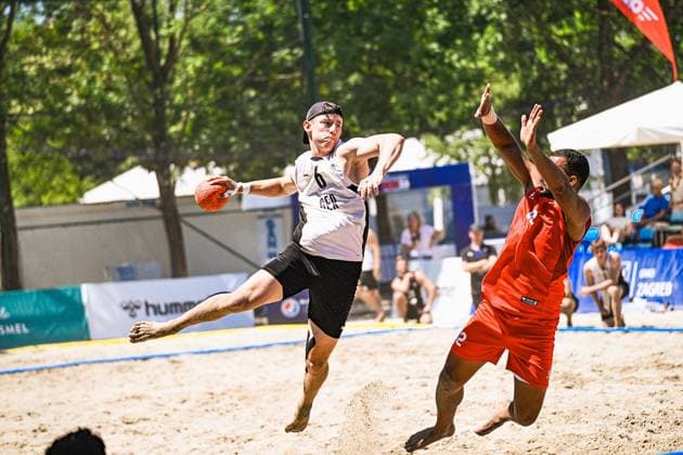 Lars Zelser ( 6; Deutschland Beachhandball Nationalmannschaft) springt mit dem Ball in der Hand zum Wurf und überwindet dabei einen Gegenspieler im roten Trikot. Die Szene findet im Sand am Jarun See in Zagreb statt. IHF Beach Handball World Championship, WM, Weltmeisterschaft 2026, 23.06.2026, Zagreb, Jarun See *** Lars Zelser 6, a member of the German national beach handball team, jumps with the ball in his hand to take a shot, outmaneuvering an opponent in a red jersey. The scene takes place on the sand at Lake Jarun in Zagreb. IHF Beach Handball World Championship 2026, June 23, 2026, Zagreb, Lake Jarun Copyright: xspeedshotx xDorianfrickx