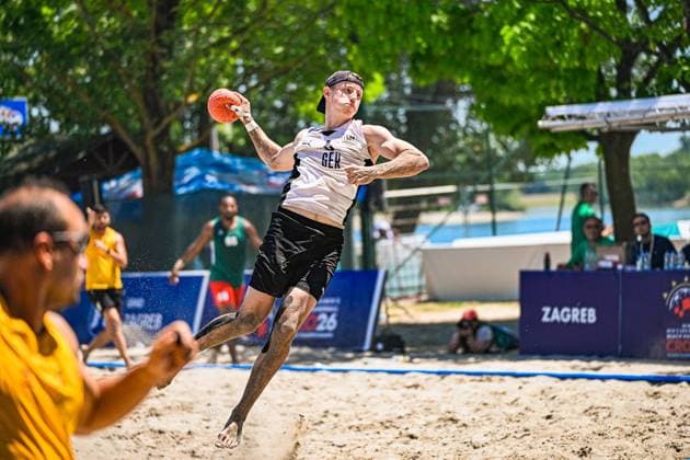 Ein Spieler der deutschen Beachhandball-Nationalmannschaft springt dynamisch aus dem Sand und holt zum Wurf aus. Im Hintergrund ist die Zagreb-Werbebande sowie ein Gegenspieler zu sehen. IHF Beach Handball World Championship, WM, Weltmeisterschaft 2026, 23.06.2026, Zagreb, Jarun See *** A player on the German national beach handball team leaps dynamically out of the sand and winds up to shoot. In the background, the Zagreb advertising board and an opposing player can be seen. 2026 IHF Beach Handball World Championship, June 23, 2026, Zagreb, Lake Jarun Copyright: xspeedshotx xDorianfrickx
