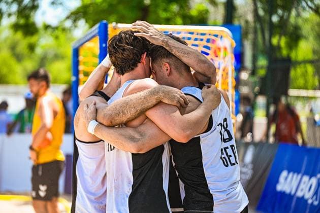 Drei Spieler der deutschen Beachhandball Nationalmannschaft liegen sich nach einem Spiel in einer engen Umarmung zusammen, die Gesichter verborgen. Im Hintergrund ist das Beachhandball-Tor am Jarun See in Zagreb zu sehen. IHF Beach Handball World Championship, WM, Weltmeisterschaft 2026, 23.06.2026, Zagreb, Jarun See *** Three players from the German national beach handball team are huddled together in a tight embrace after a game, their faces hidden. In the background, the beach handball goal at Lake Jarun in Zagreb can be seen. IHF Beach Handball World Championship 2026, June 23, 2026, Zagreb, Lake Jarun Copyright: xspeedshotx xDorianfrickx