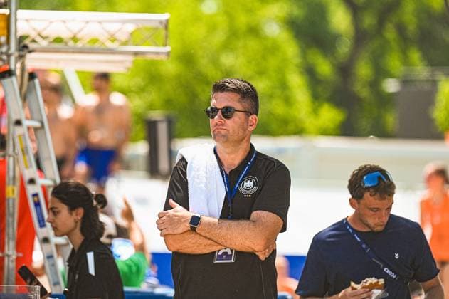 Ein Offizieller in schwarzem DHB-Polo mit verschränkten Armen und Sonnenbrille verfolgt konzentriert das Spielgeschehen am Jarun See in Zagreb. Im Hintergrund sind weitere Personen und die Beachhandball-Anlage zu sehen. IHF Beach Handball World Championship, WM, Weltmeisterschaft 2026, 23.06.2026, Zagreb, Jarun See *** An official wearing a black DHB polo shirt, with his arms crossed and sunglasses on, intently watches the game at Lake Jarun in Zagreb. In the background, other people and the beach handball facility can be seen. IHF Beach Handball World Championship 2026, June 23, 2026, Zagreb, Lake Jarun Copyright: xspeedshotx xDorianfrickx