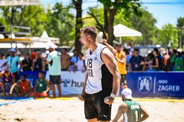 Robin John ( 18; Deutschland Beachhandball Nationalmannschaft) reißt die Fäuste hoch und schreit seinen Jubel heraus. Im Hintergrund ist ein Gegenspieler im grünen Trikot mit der Nummer 1 zu sehen, im Hintergrund das Zagreb-Banner am Jarun See. IHF Beach Handball World Championship, WM, Weltmeisterschaft 2026, 23.06.2026, Zagreb, Jarun See *** Robin John, 18, of the German national beach handball team, raises his fists and lets out a cheer. In the background, an opponent in a green jersey with the number 1 can be seen, and behind him is the Zagreb banner at Lake Jarun during the 2026 IHF Beach Handball World Championship, June 23, 2026, Zagreb, Lake Jarun Copyright: xspeedshotx xDorianfrickx