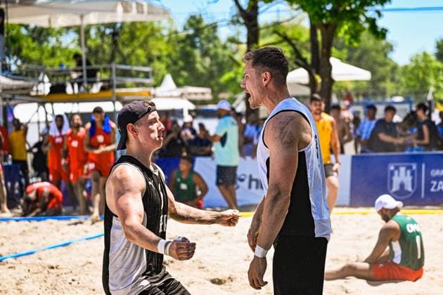 Zwei Spieler der deutschen Beachhandball-Nationalmannschaft feiern einen Punkt mit lautem Jubel und Faustkampf-Geste auf dem Sandfeld am Jarun See in Zagreb. Im Hintergrund sind Gegenspieler und Zuschauer zu sehen. IHF Beach Handball World Championship, WM, Weltmeisterschaft 2026, 23.06.2026, Zagreb, Jarun See *** Two players from the German national beach handball team celebrate a point with loud cheers and a fist-pump gesture on the sand court at Lake Jarun in Zagreb. Opponents and spectators can be seen in the background. IHF Beach Handball World Championship 2026, June 23, 2026, Zagreb, Lake Jarun Copyright: xspeedshotx xDorianfrickx